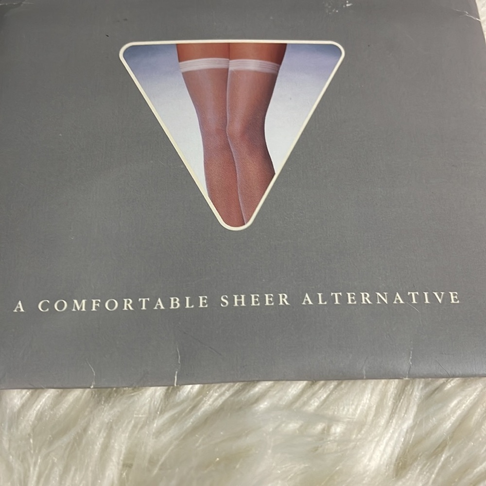 Hanes Vintage Thigh Hi Sandalfoot Stockings Sheer Medium/Tall Town Taupe New - Picture 6 of 16